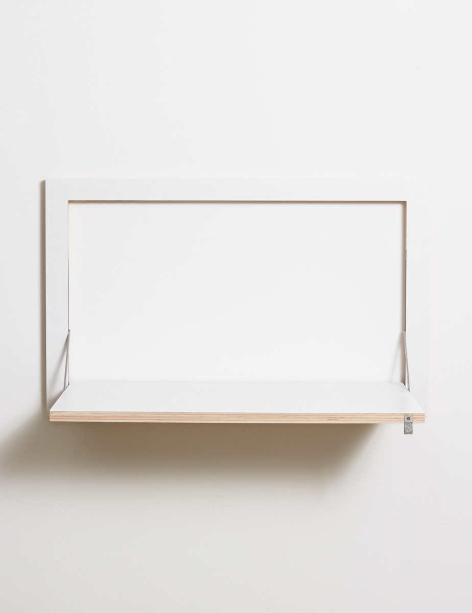 Minimalistisches wandmontiertes Regal mit schlichtem Design und dezenten Metallbeschlägen