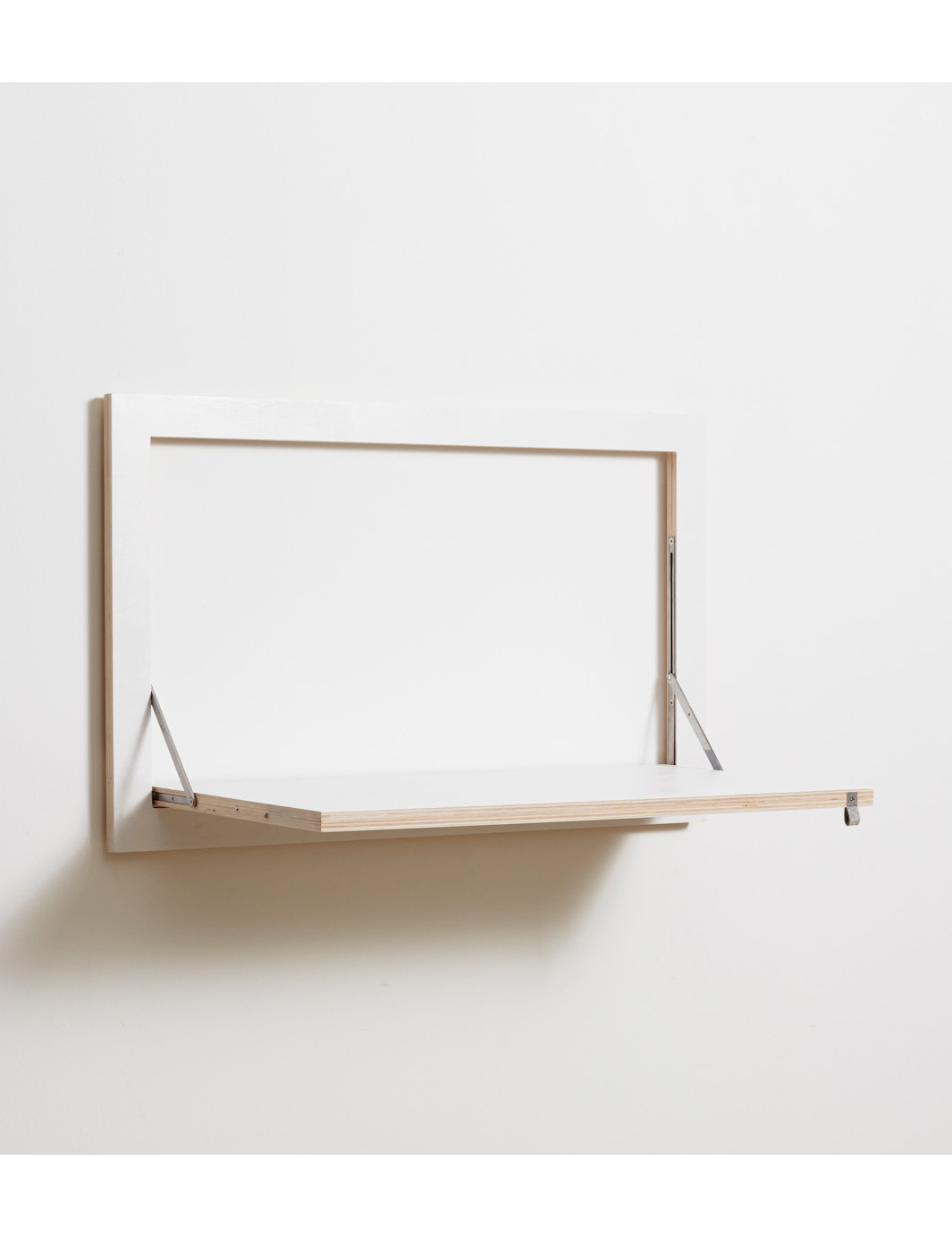 minimalistisches Wandregal aus hellem Holz mit klappbarem Design