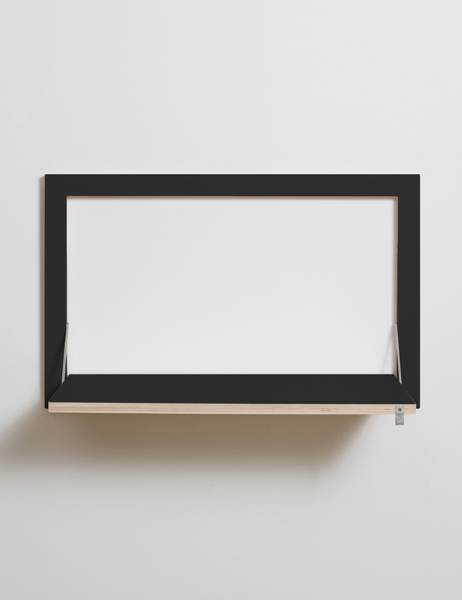 Modernes Wandregal mit integrierter Schreibtafel in Schwarz und Holz