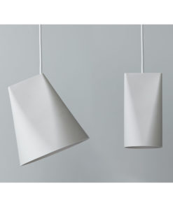 Zwei moderne Hängeleuchten aus Metall in Weiß, geometrische und vertikale Designelemente