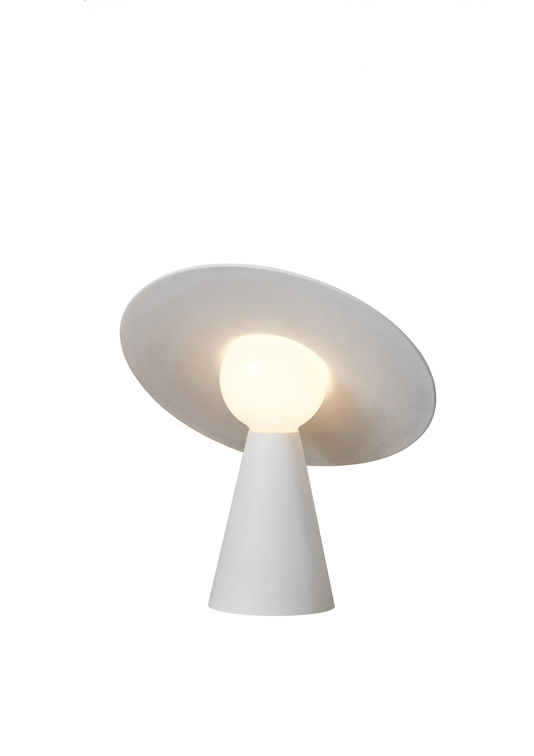 moderne Tischleuchte mit pilzförmiger Schirmform und LED-Lichtquelle