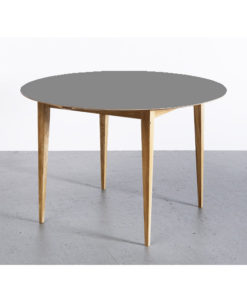 Eleganter runder Esstisch mit grauer Tischplatte und hellen Holzbeinen in minimalistischem Design