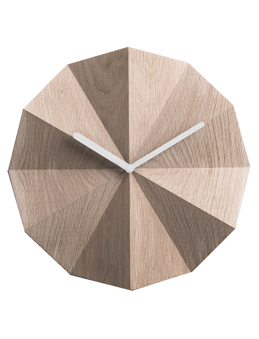 Elegante Delta Oak White Wanduhr von Lawa Design mit facettiertem Holz und weißen Zeigern in minimalistischer
