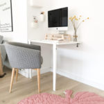 Moderner weißer Schreibtisch mit Tischbein-Klammern, iMac, Organizer und grauem Stuhl im skandinavischen Stil