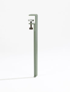 Minimalistische Schraubzwinge in Salbeigrün und Silber