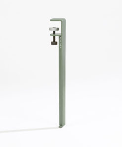 Minimalistische Schraubzwinge in Salbeigrün und Silber
