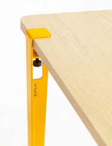 Gelbe Metalltischstütze mit hellen Holzplatte in minimalistischem Design