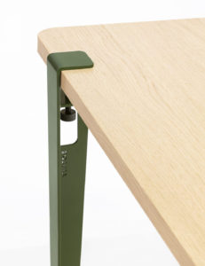 Elegante Designtischklemme in Sagegreen auf Eichenholz
