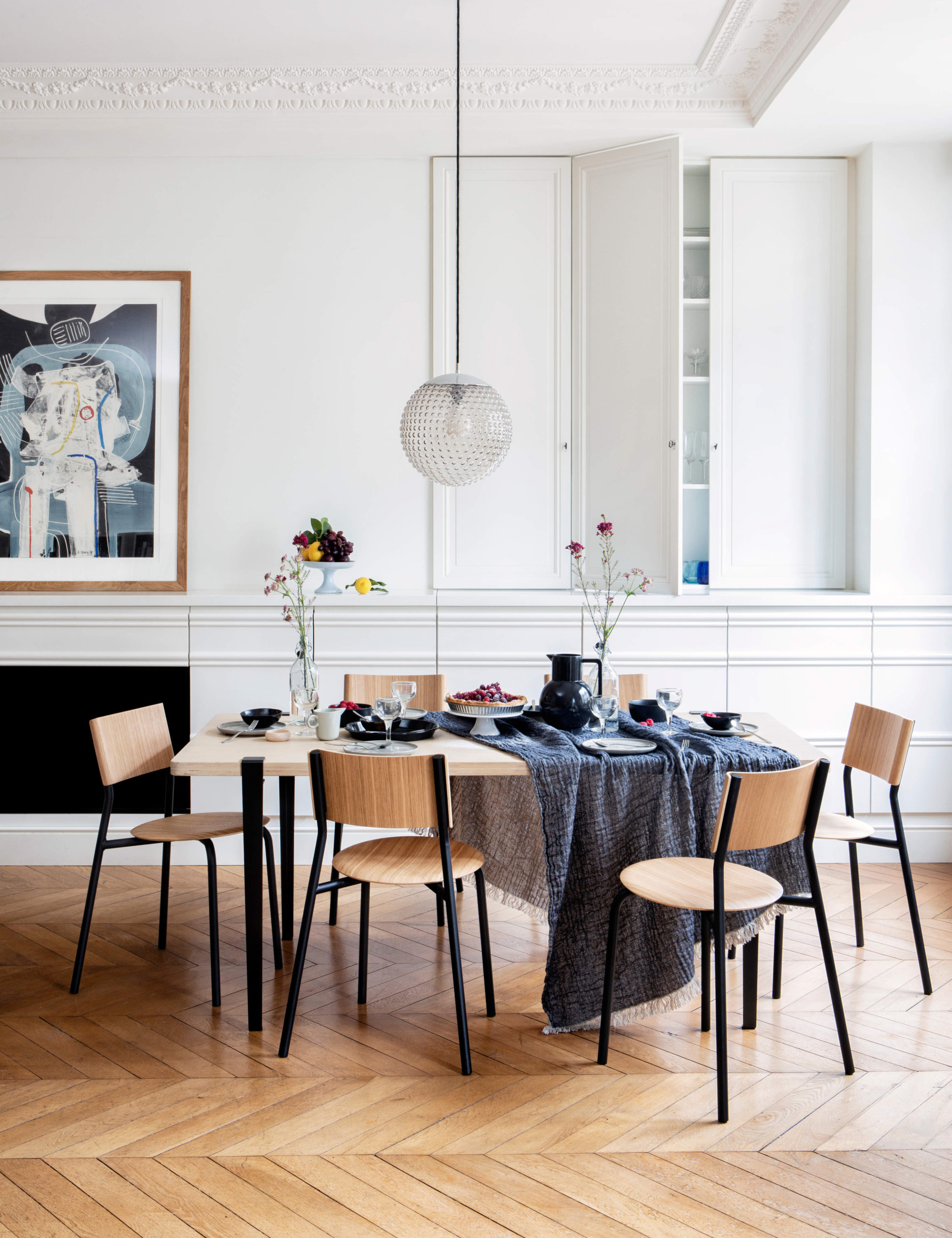Eleganter Esstisch mit Sperrholzstühlen in klarem Designkonzept