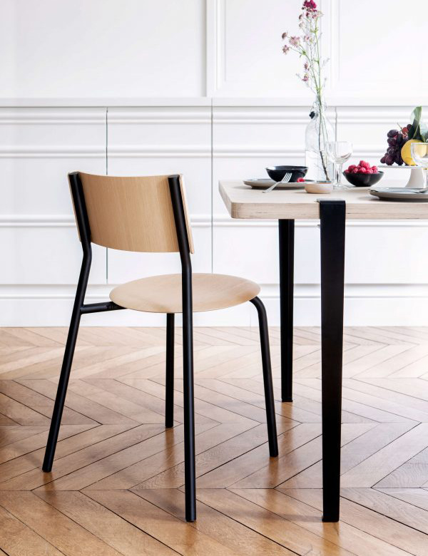 TipToe SSD Chair mit schwarzem Stahlgestell und Esche-Sitzfläche in minimalistischer Raumsituation