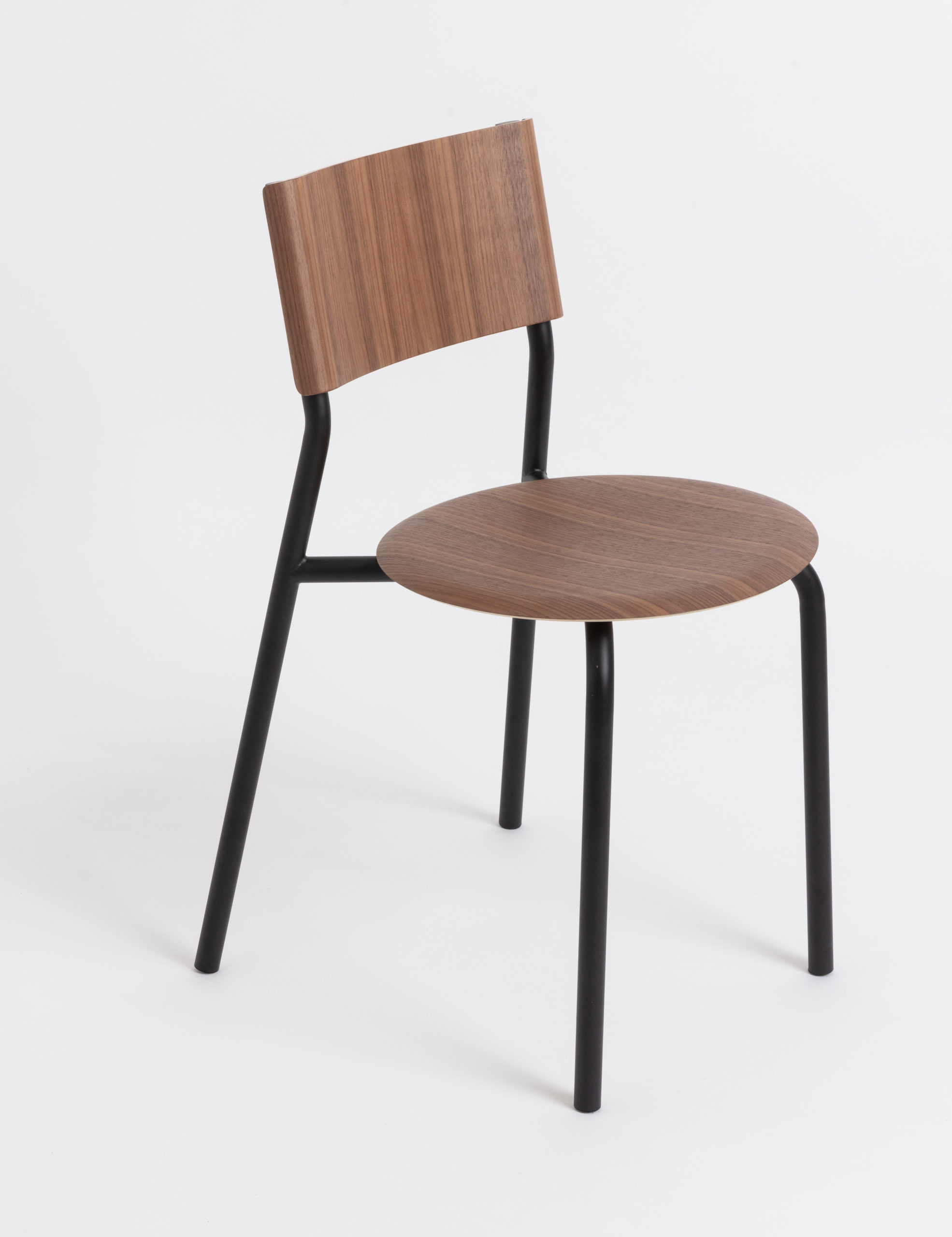 Moderner Designstuhl Nussbaum-Mattschwarz auf hellem Hintergrund