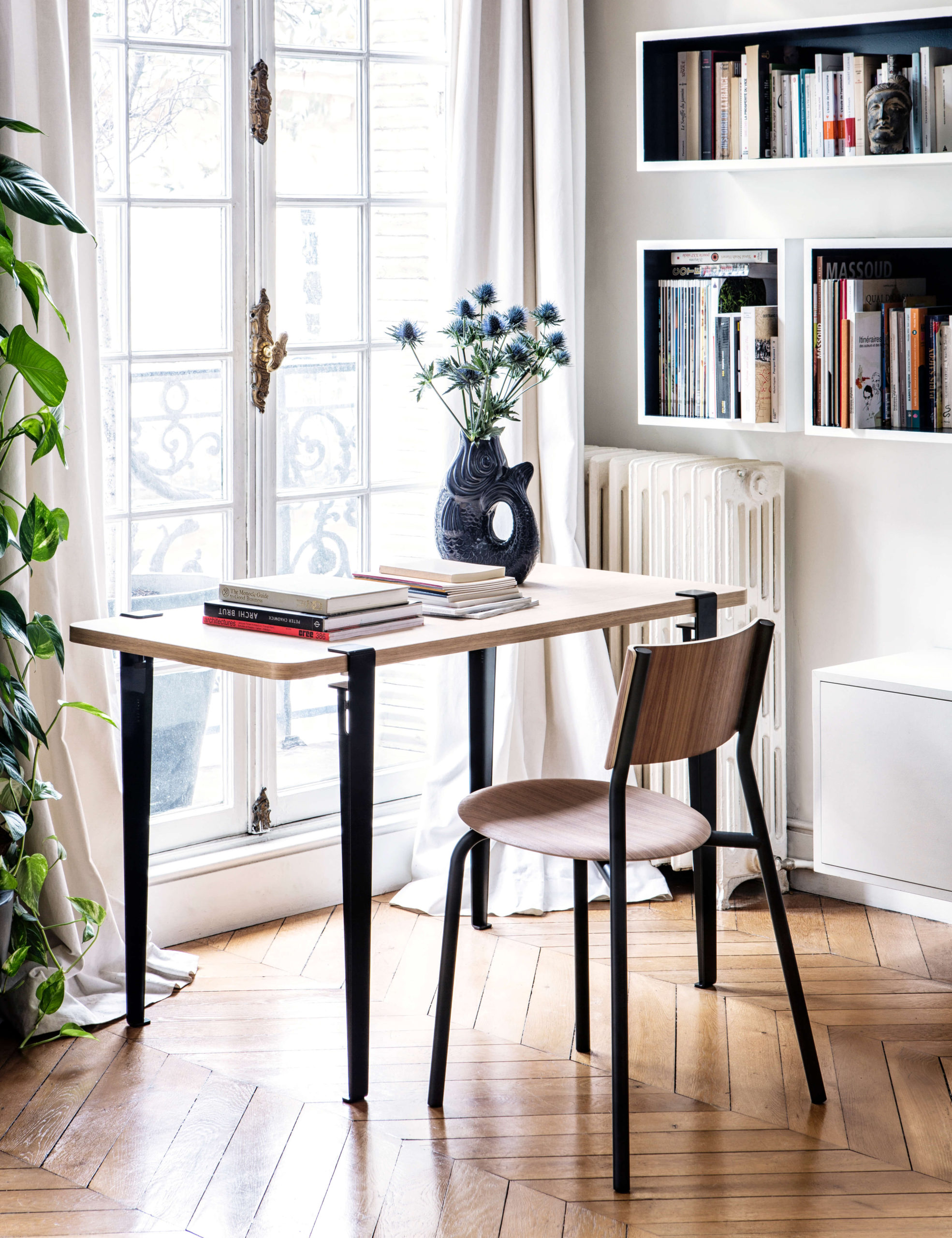 Moderner Schreibtisch aus Eichenholz mit Stahlbein und ergonomischem Walnussholz-Rückenlehnenstiuh in minimalistischem