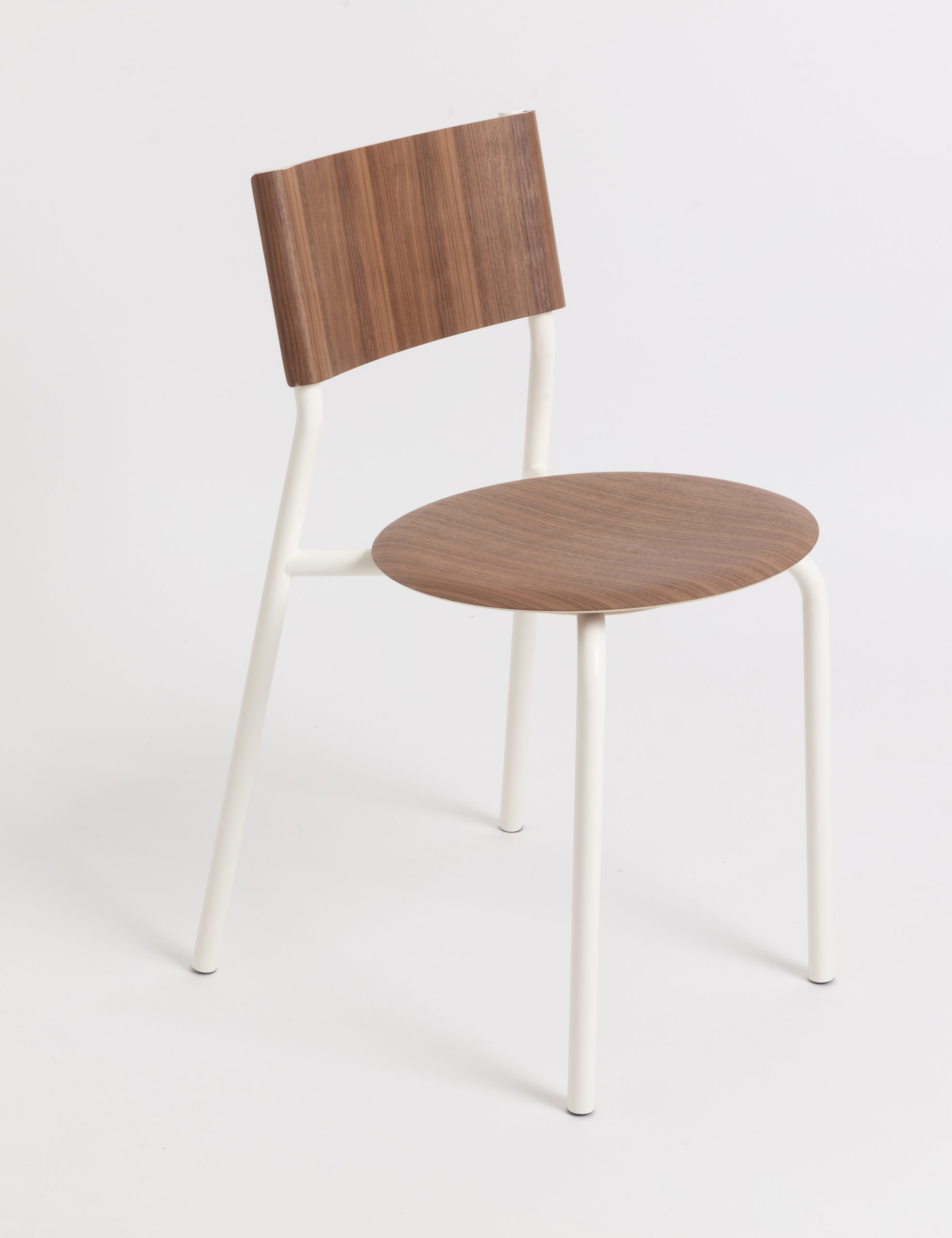Moderner Designstuhl mit Metallbeinen und Nussbaumrückenlehne