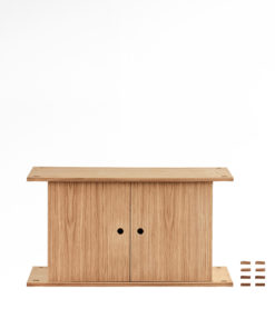 MOEBE Shelving System Schrank aus hellem Eichenholz mit vertikalen Rillen und schwarzen Knöpfen