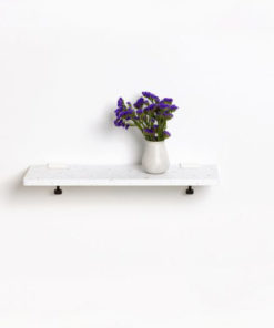Weißes Wandregal mit violettblauer Blumenvase in minimalisierter skandinavischer Designrichtung