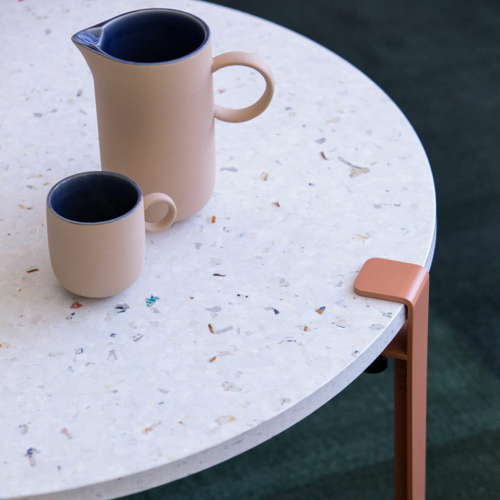 minimalistisches Keramikset auf Terrazzo-Tisch, Bauhaus-Stil
