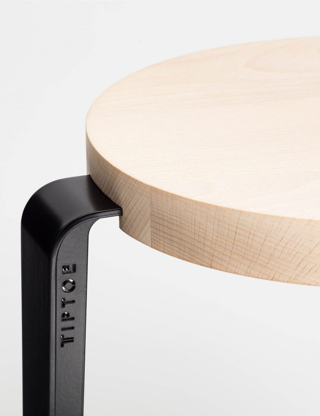 Moderner Barhocker aus hellem Holz mit schwarzem Metallgestell und skandinavischem Design