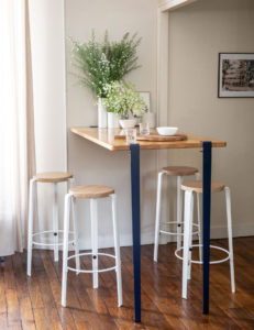 Moderne Stehtisch-Konstellation mit Barhockern und minimalistischen Accessoires