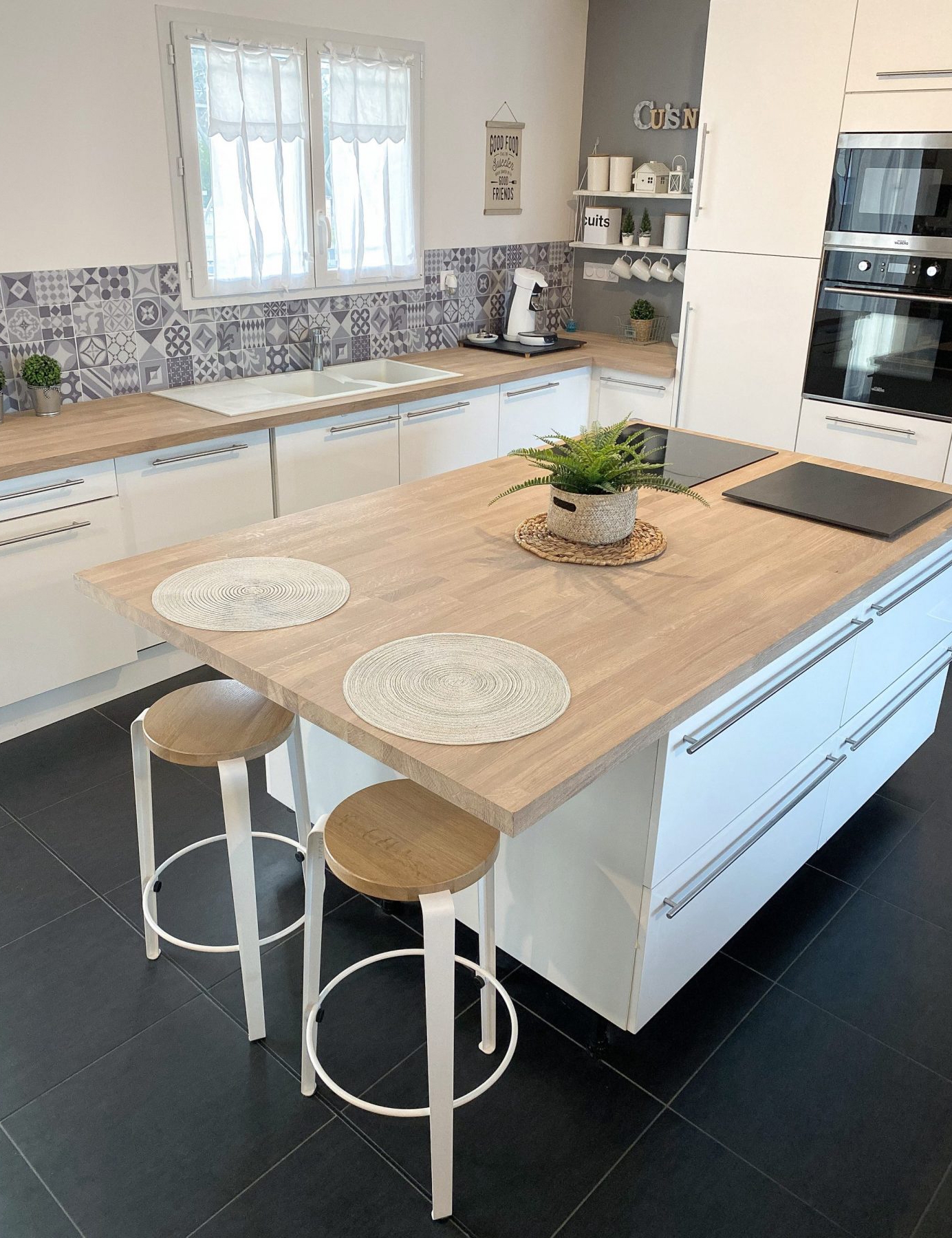 Küchenhocker von Tiptoe im Mi-Lou Stil, ideal für funktionale und ästhetische Küchenräume