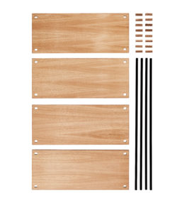 Modulares Regalsystem mit Eicheinlegeböden und schwarzen Metallstreben auf neutralem Hintergrund