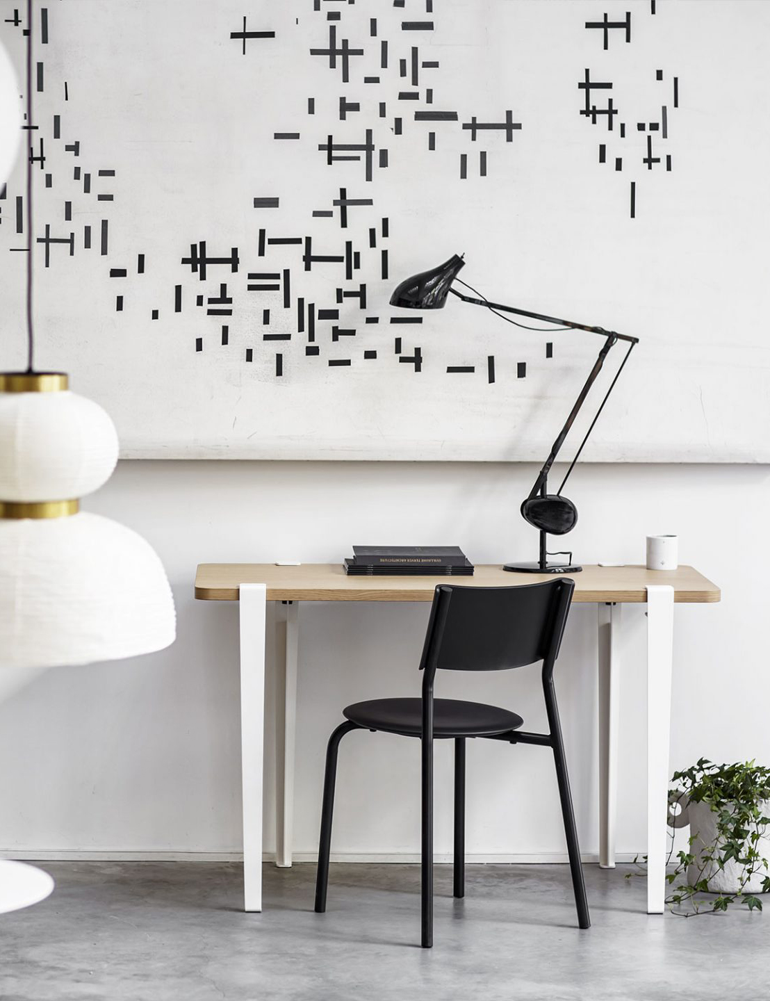 Schwarzer SSDr Stuhl von Tiptoe am hellen Holzschreibtisch mit Gelenkleuchte im minimalistischen Homeoffice
