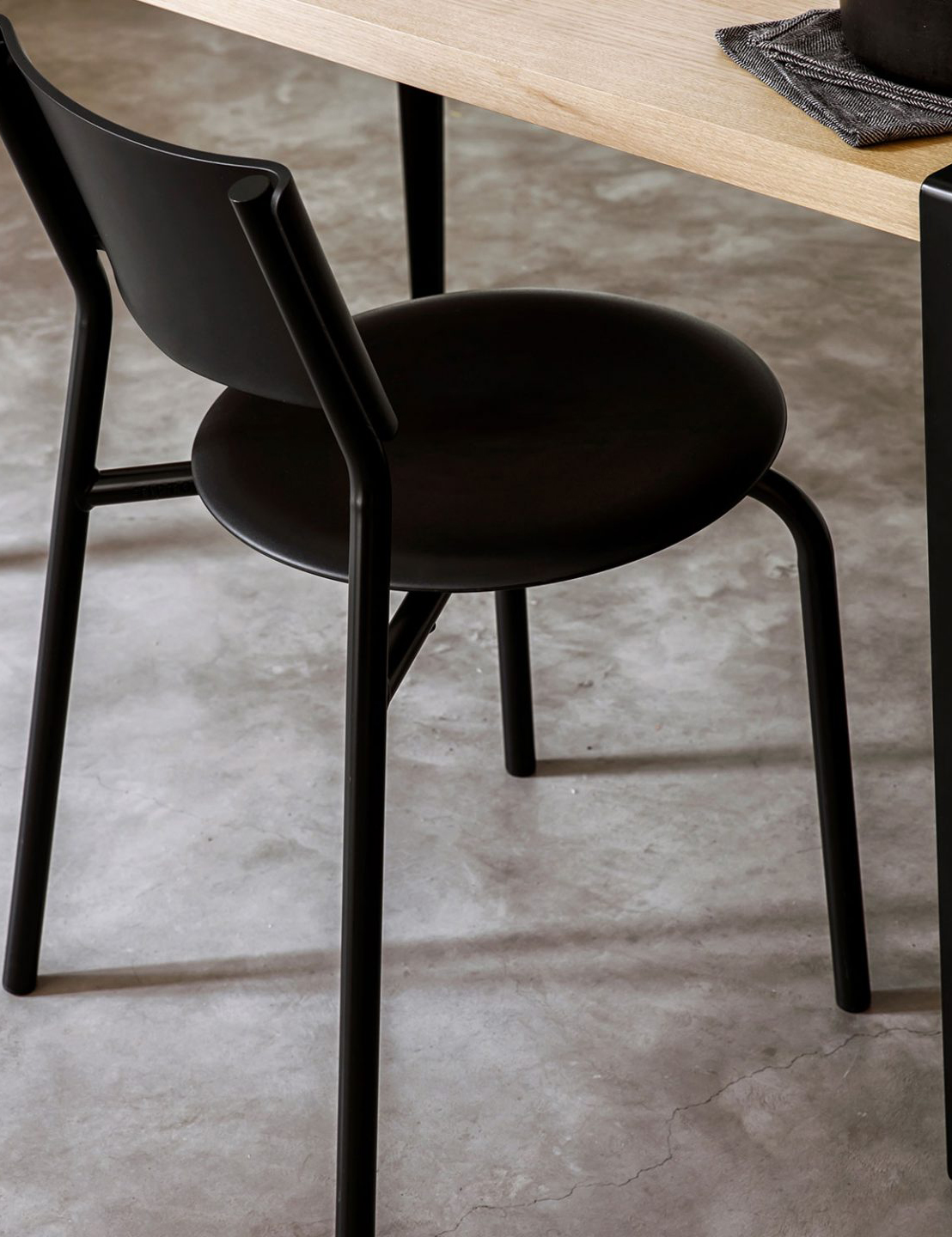 Moderner Designstuhl in Schwarz mit geschwungener Rückenlehne