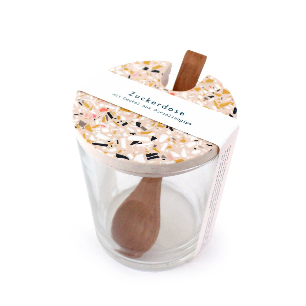Elegante Zuckerdose aus Glas mit Holzlöffel undTerrazzodeckel in Creme mit Steinchen
