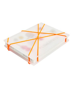 Elegante Verpackung mit Gummibändern in Orange-Gelb auf weißem Hintergrund