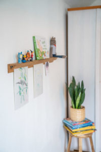Holzregal aus Eiche im Kinderzimmer mit Büchern und Spielzeug