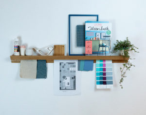 Elegantes Holzregal mit Designaccessoires auf einer harmonischen Inneneinrichtung
