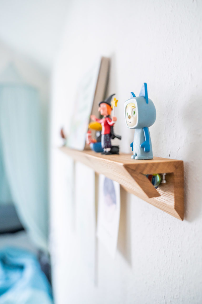 mooo_Sammel-und-Bilderleiste_Kinderzimmer_Steinkopf_lokales-design-768x1151.jpg