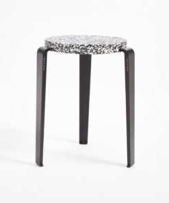 Moderner Terrazzo-Hocker mit gebogenen Beinen in minimalistischem Design
