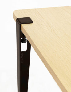 Elegante minimalistische Designtischleuchte mit integriertem Leuchtelement und holzgeprägtem Kopf