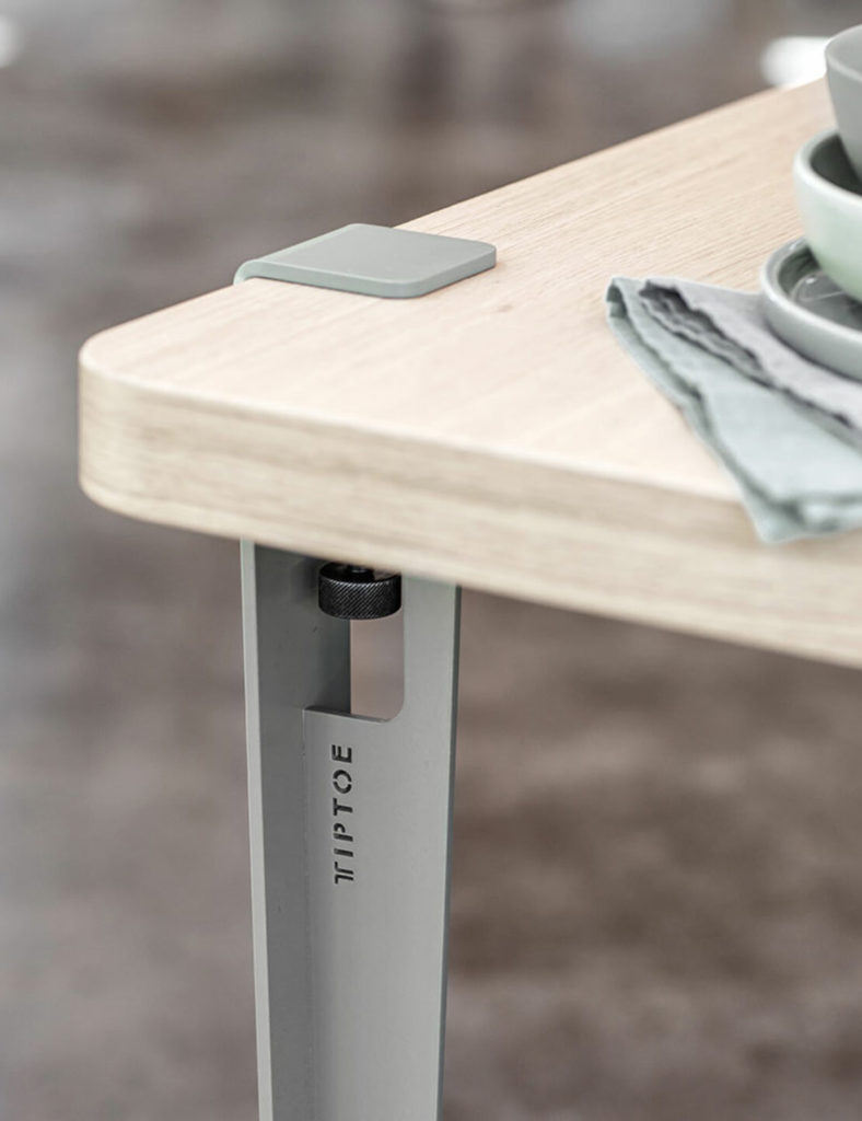 modern hohe Tisch TIPTOE, Eiche, weiße Stäbe, graugrüner Untersetzer, Leinenservietten