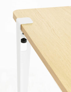 Minimalistischer weißer Tischklemmen-Mechanismus mit heller Holzplatte für modernes Wohnambiente