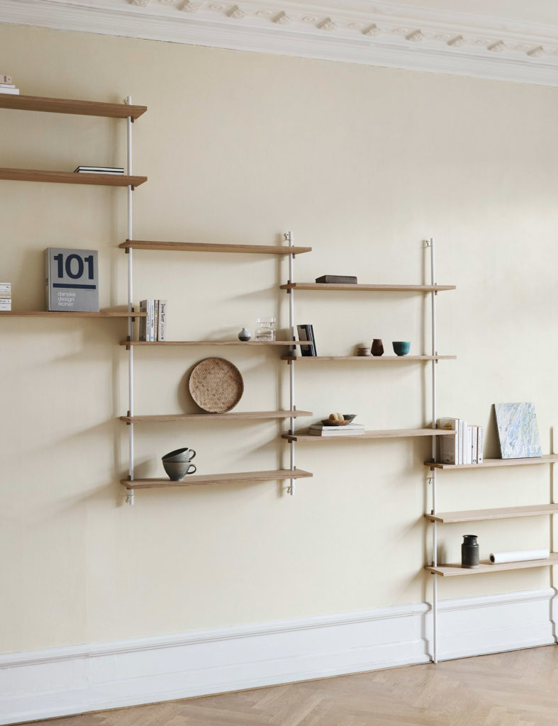 Modulares Regalsystem für Kinderzimmer, helles Holz mit silbernen Stützen, modern gehalten