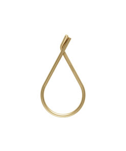 Eleganter Wandhaken in Tropfenform aus gebürstetem Messing auf weißem Hintergrund