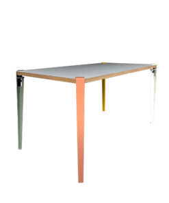 Moderner Designtisch mit farbigen Stahlbeinen