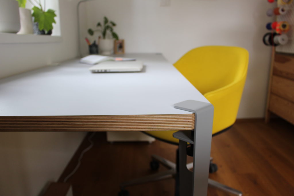 modernen Arbeitsplatz mit weißen Schreibtisch und gelben Stuhl
