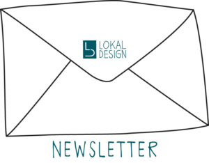 Minimalistische Illustration eines geöffneten Briefumschlags mit LOKAL DESIGN Logo für Newsletter-Ankündigung