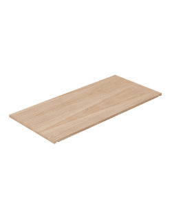 Unbearbeitete Holzplatte diagonally platziert, helles Holz, glatte Oberfläche, weißer Hintergrund