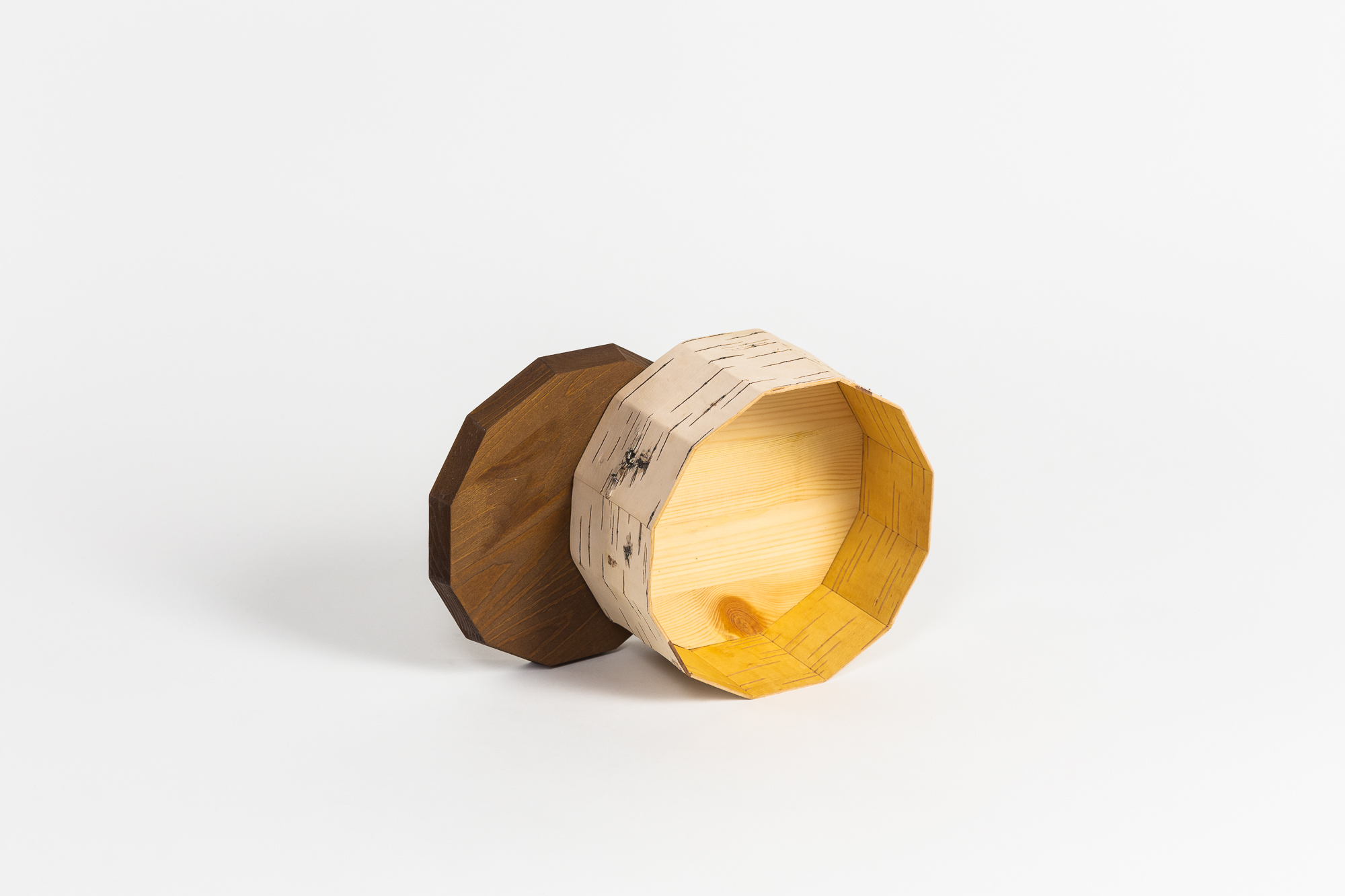 Zwei handgefertigte Holzschalen in verschiedenen Farben als dekorative Accessoires