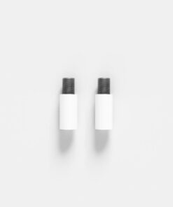 Zwei weiße Steckverbindungen auf weißem Hintergrund