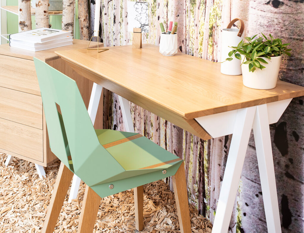 Holzmöbel und Accessoires in einem nachhaltig gestalteten Raum mit naturthemen Einrichtung