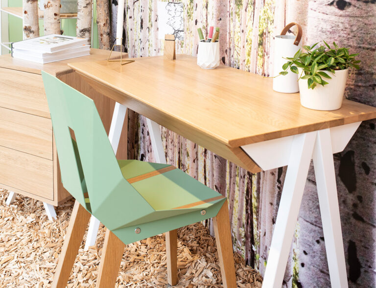 Holzmöbel und Accessoires in einem nachhaltig gestalteten Raum mit naturthemen Einrichtung