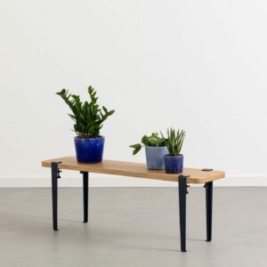 Holztablette mit blauen Vasen und Pflanzen in Ecke des Zimmers
