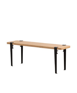 Ein minimalistisches Designbankett mit schwarzer Stahlframe im weinweißen Zimmer