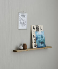 Holzregal mit Büchern und Blumenvase