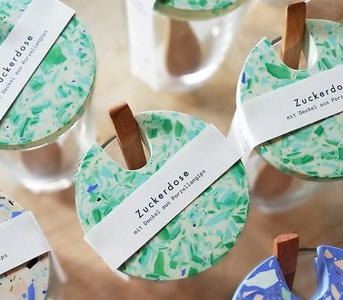 Auswahl an grünen und blauen Produkten auf einem Holztisch