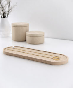 Elegantes Schmucktablett und Boxen aus hellem Holz in minimalistischem Design